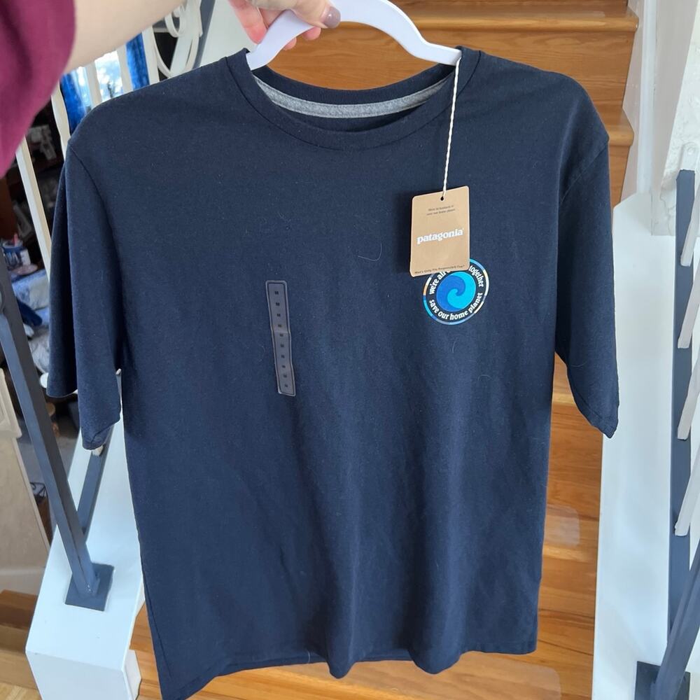 Patagonia men’s Navy shirt size medium nwt